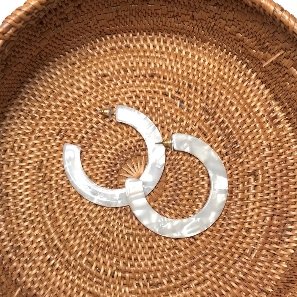 PEARL LUCITE FLAT HOOP EARRINGS DESIGNED IN USA - Picture 4 of 4